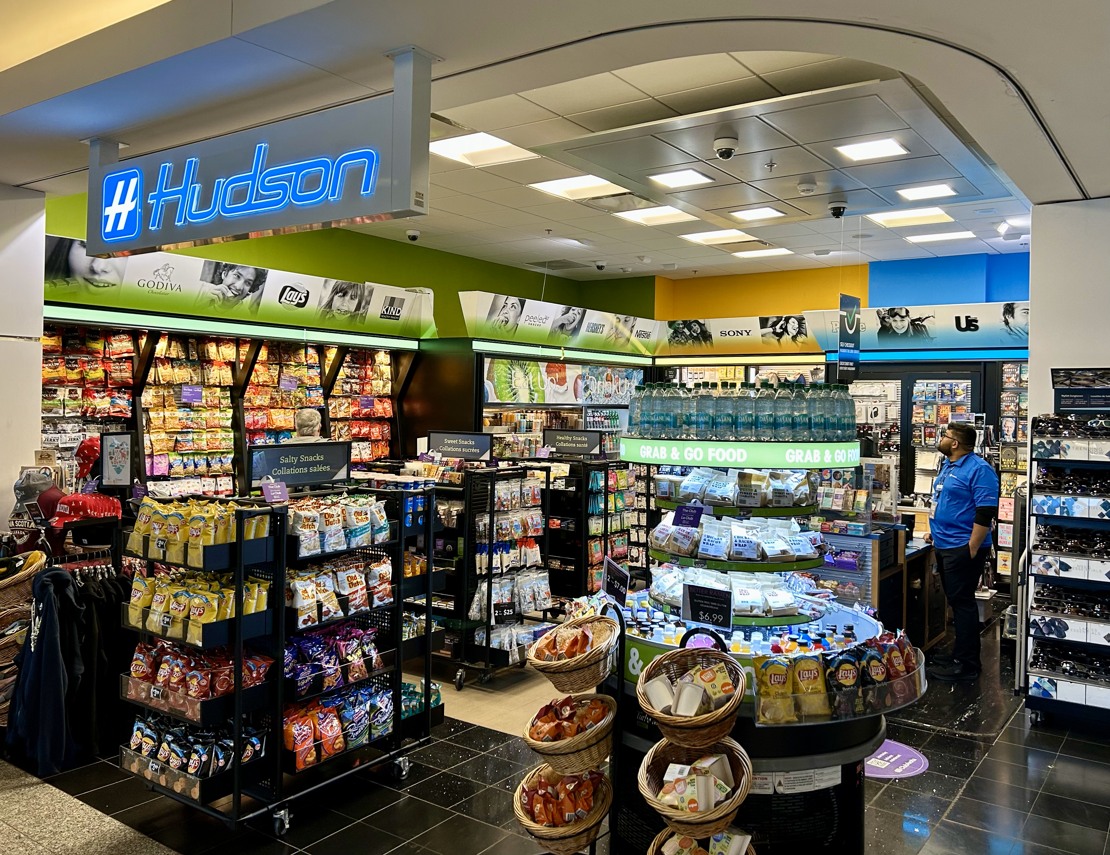 A photo of the Hudson shop near Gate 15