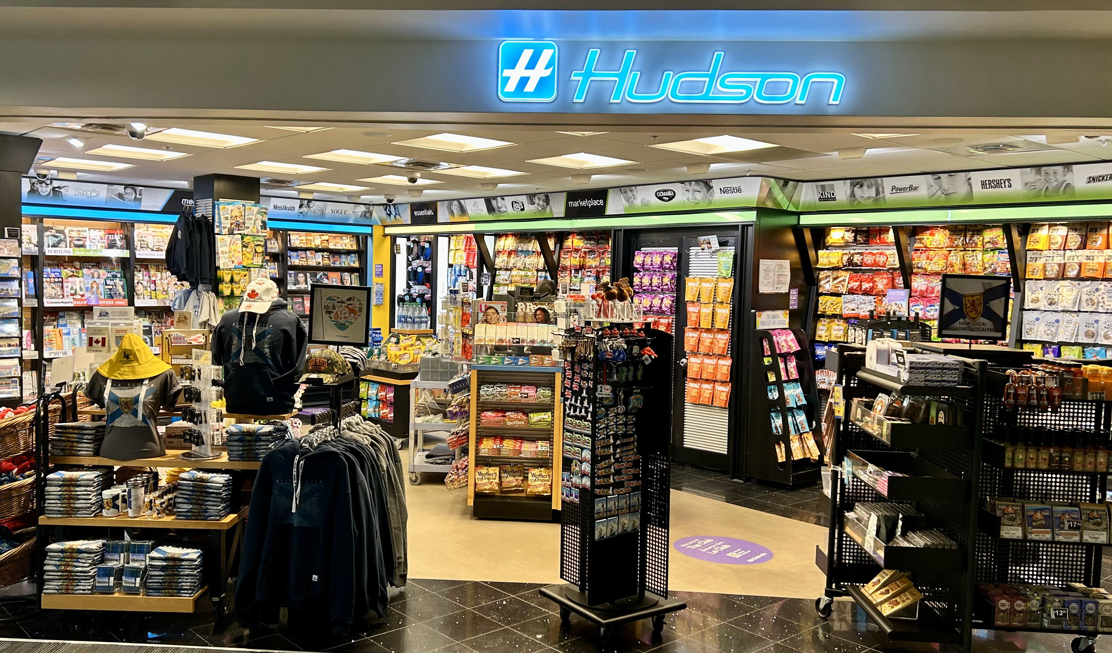 A photo of the Hudson shop in the US Departures area